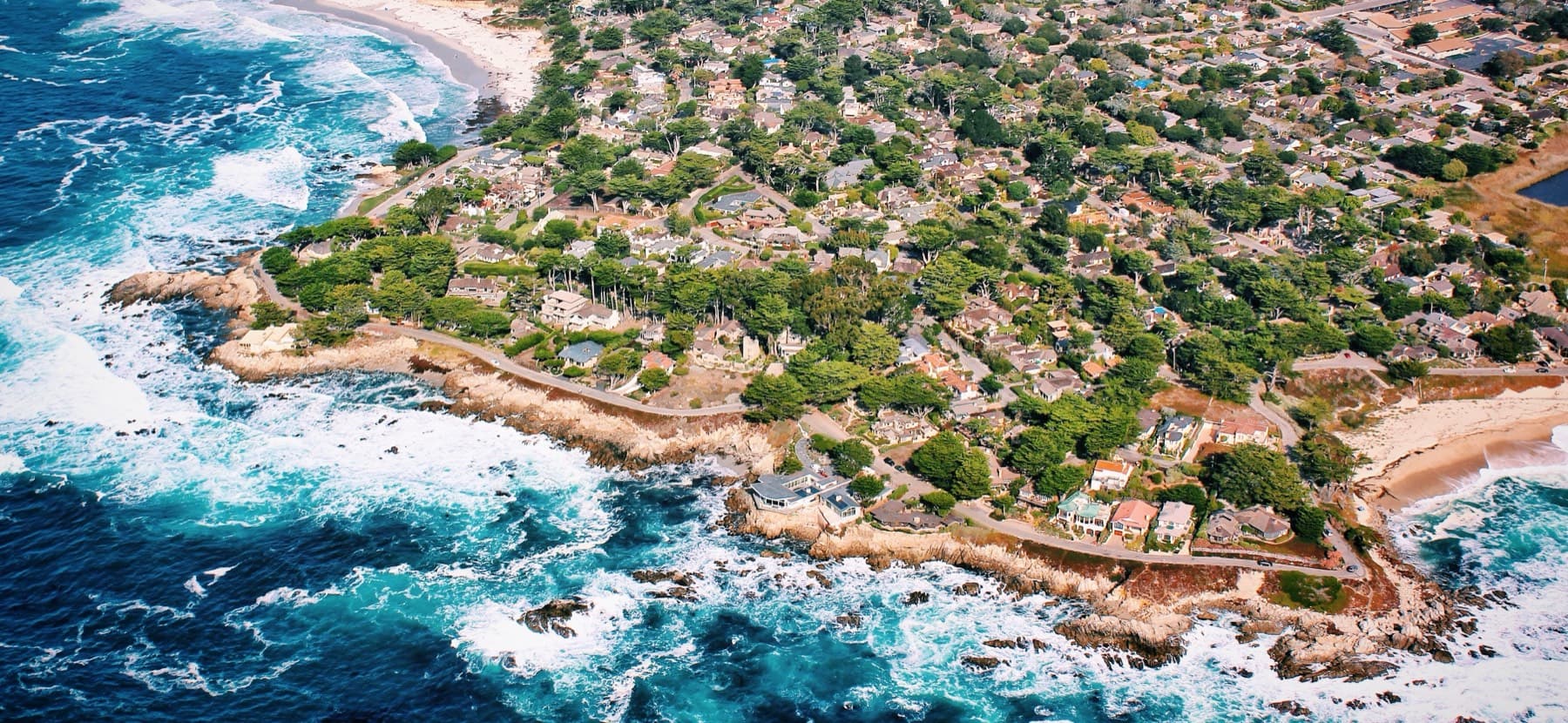 Front de mer habité, vu du ciel